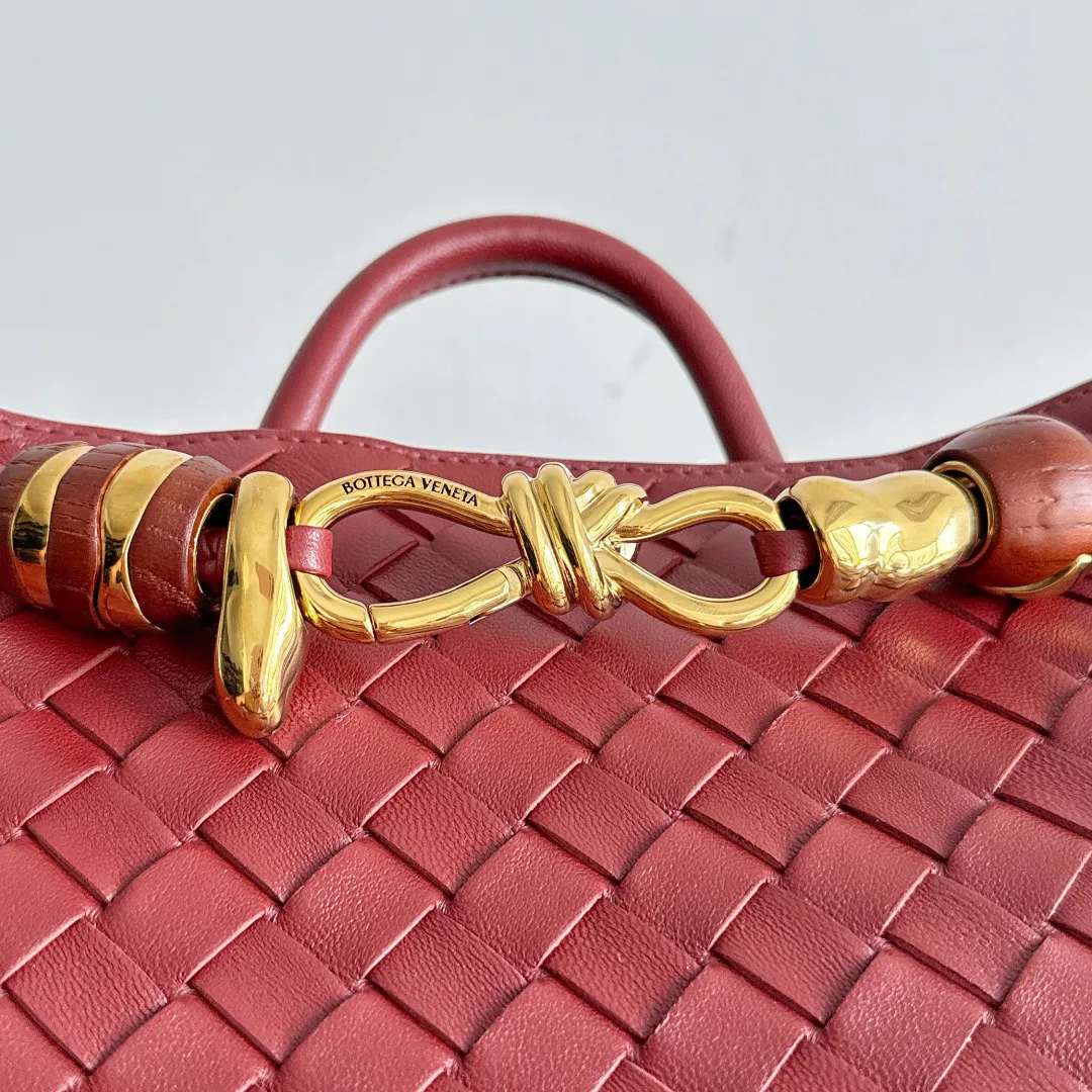 The new Andiamo batch of 3060 BV is shipped‼ ️The classic intercciato weaving process is used to create a soft bag, the metal knot is made of micro-cast aluminum using jewelry technology🪢, and the decorative beads are made of metal and hand-polished oak, allowing you to jump repeatedly between elegance and fun💃, making it unpredictable. Classic and versatile, it shows off your temperament, and the bag has a large capacity, making it very convenient for daily commuting! It has a variety of carrying methods, the shoulder straps can be adjusted by yourself, the original lambskin feels soft and delicate, and the unisex style breaks gender boundaries and brings a more practical and long-lasting use experience. The Andiamo, which has both elegant and casual styles, perfectly interprets the "fashionable old money style". Style number: 743568+wood hardware Color: Sapele Red Size: 25*22*10.5cm